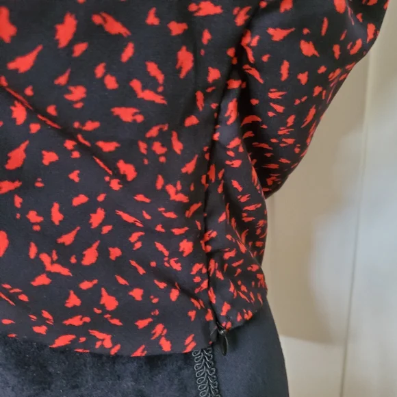 Black and Red Patterned Cropped Long Sleeve Blouse - Picture 4 of 6